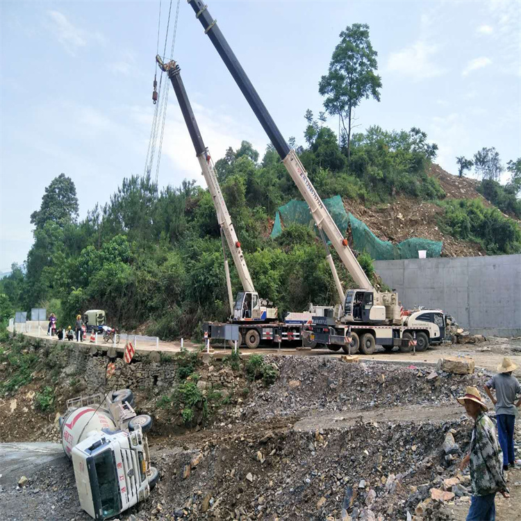 泰和县汽车掉沟里叫吊车救援要多少钱